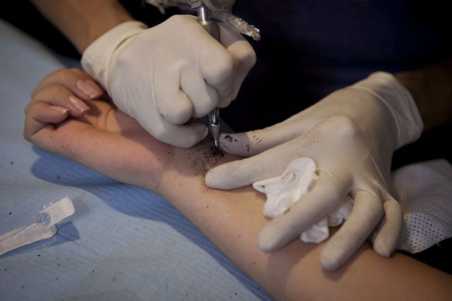 Τατουάζ παρουσίασε Σουηδός βουλευτής, αλλά αποκάλυψε και άλλα…